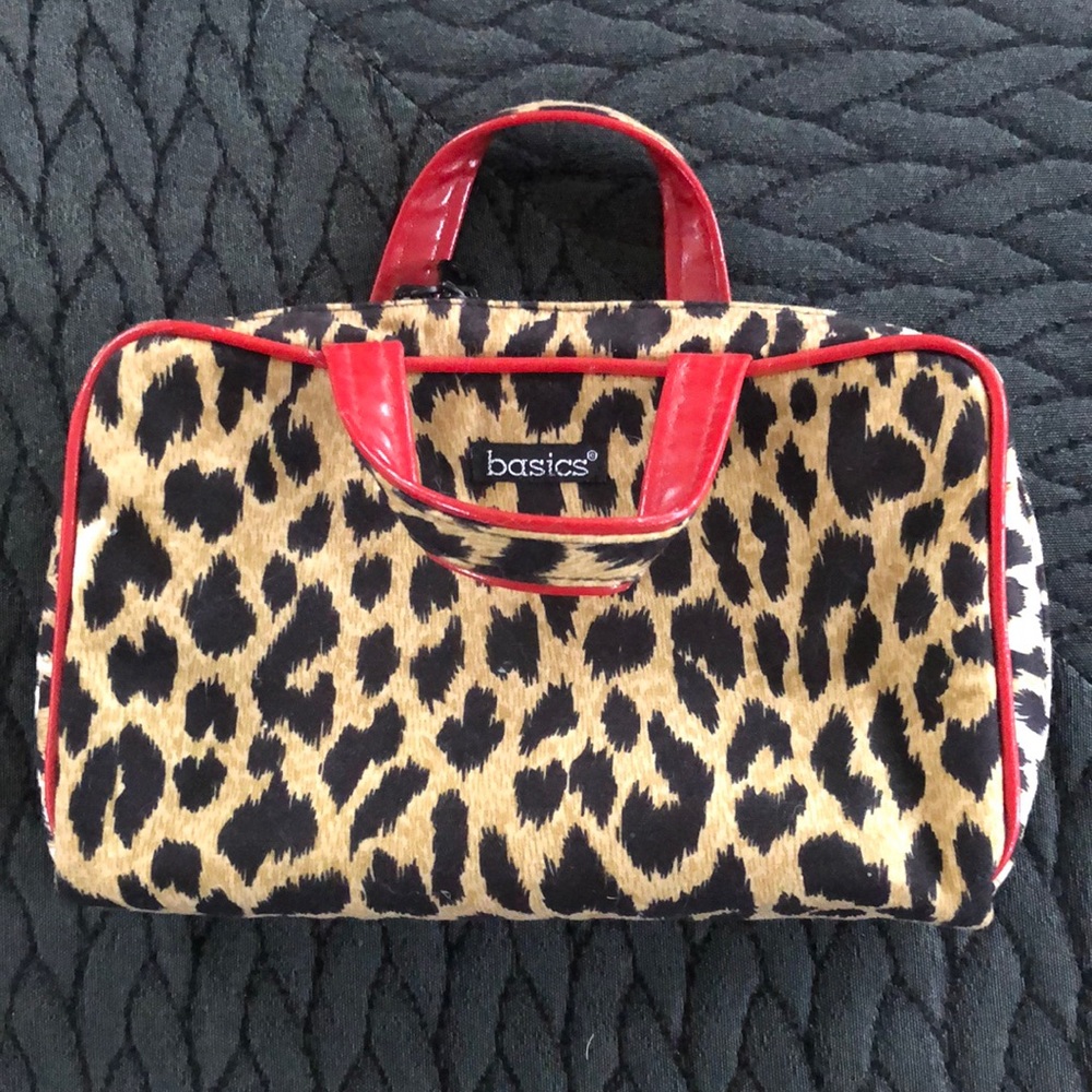 ✨Host Pick✨ Basics leopard print cosmetic bag